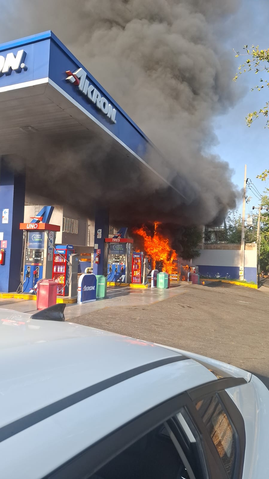 Vehículos incendiados obstruyen las principales avenidas durante los recientes narcobloqueos en el norte del país.