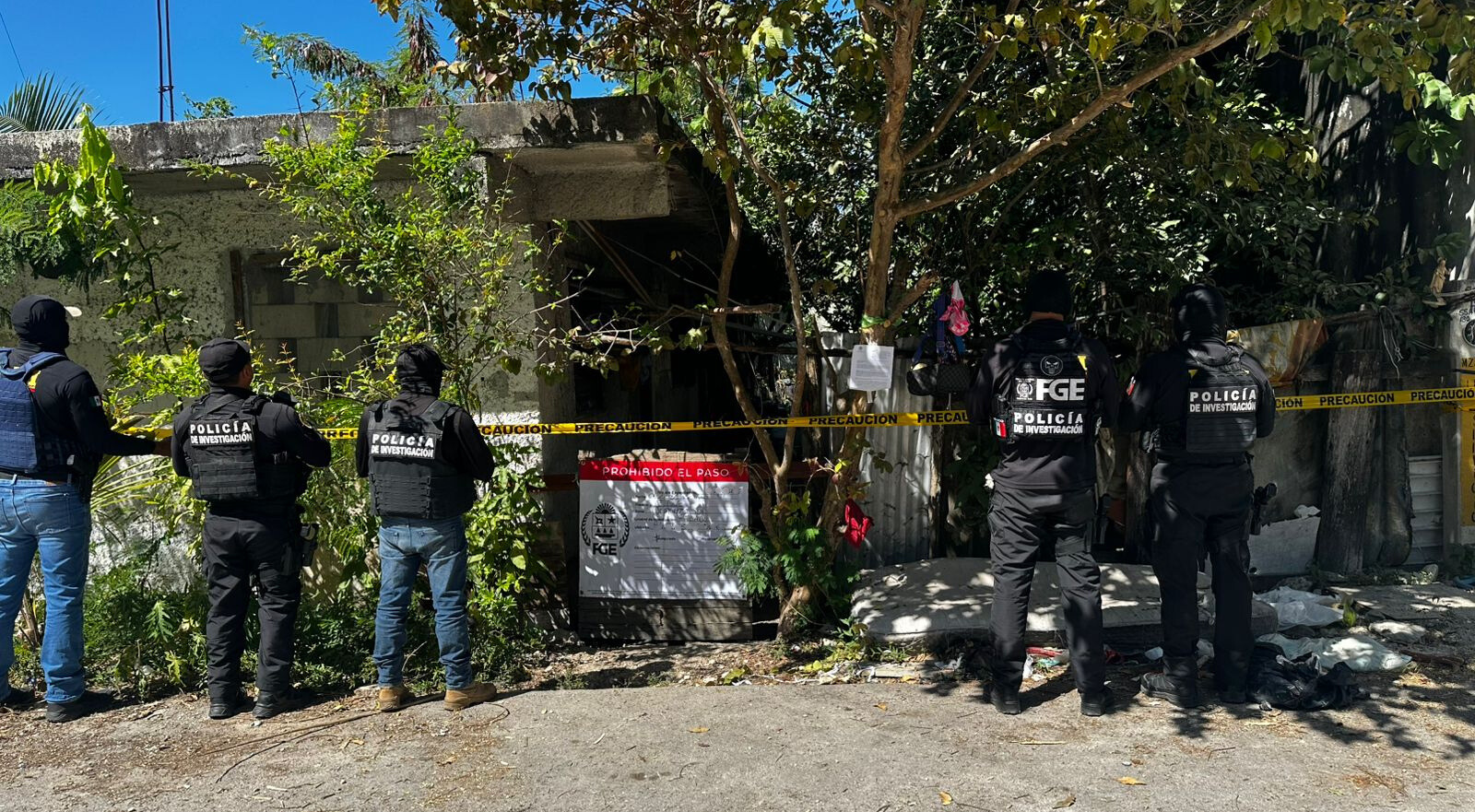 Elementos del Grupo Interinstitucional resguardan los inmuebles asegurados durante los operativos de seguridad en Quintana Roo.