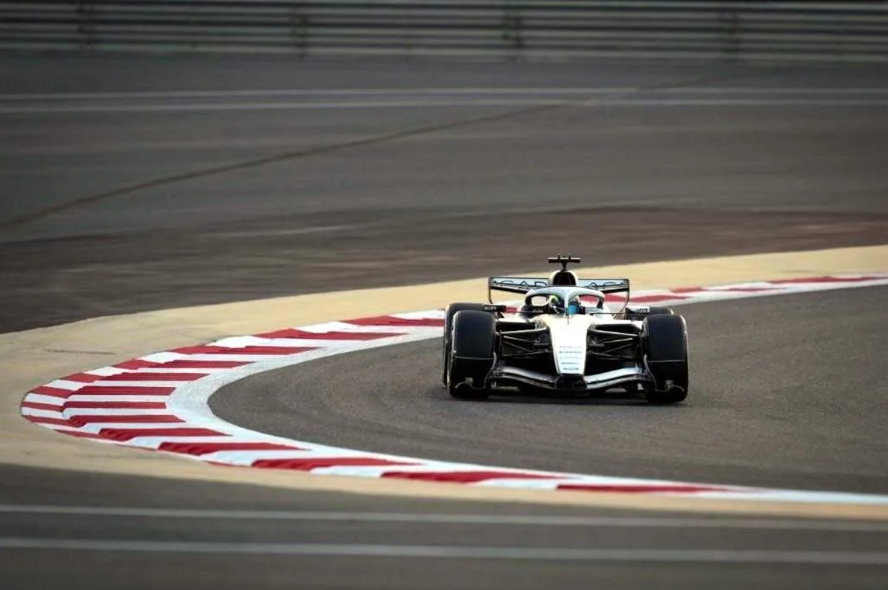 Sergio Pérez recorrió sus primeros kilómetros oficiales con el equipo Cadillac durante la jornada de pruebas en el circuito de Sakhir.