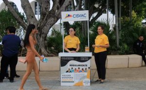 La asociación Cisvac brinda apoyo básico como ropa y regaderas a los migrantes que llegan expulsados desde la frontera norte del país.