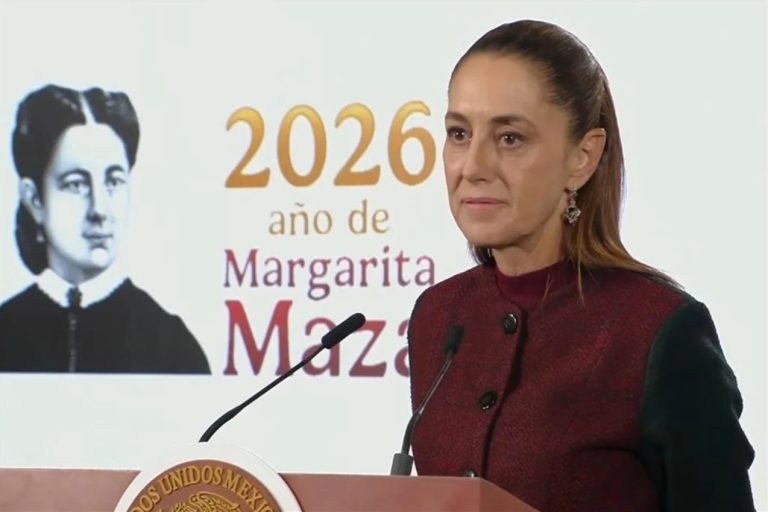 La Presidenta Claudia Sheinbaum explica la importancia del consenso político durante su conferencia matutina en Palacio Nacional.