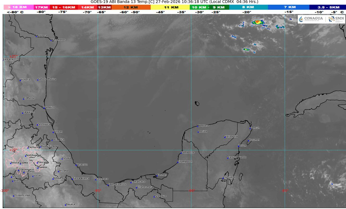 Habitantes y turistas caminan bajo un cielo parcialmente nublado en las costas de Quintana Roo debido a la humedad del Caribe.