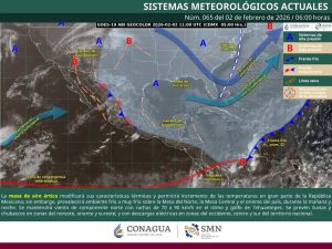 Pescadores aseguran sus embarcaciones ante el incremento del oleaje en las costas del Caribe mexicano.