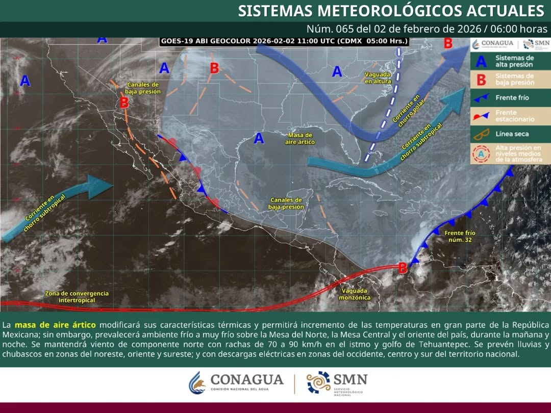 Pescadores aseguran sus embarcaciones ante el incremento del oleaje en las costas del Caribe mexicano.