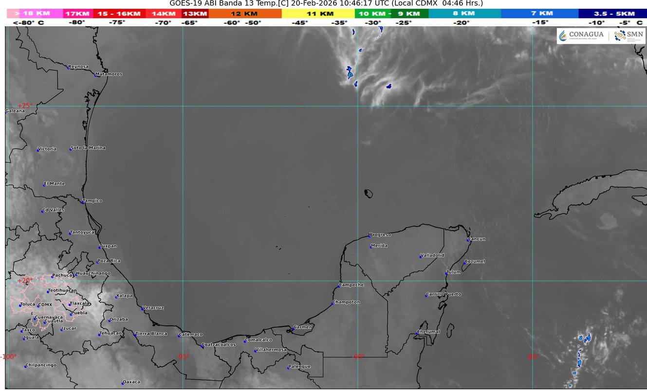 Las playas de Quintana Roo lucen cielos parcialmente nublados bajo los efectos del aire marítimo tropical del Caribe.