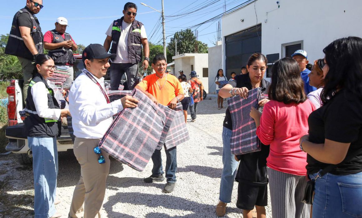La gobernadora Mara Lezama participa personalmente en la entrega de cobertores a familias del sur de Quintana Roo.