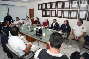 Representantes de Protección Civil y Turismo de Cozumel revisan los pormenores operativos para el cruce de canoeros en el Caribe Mexicano.