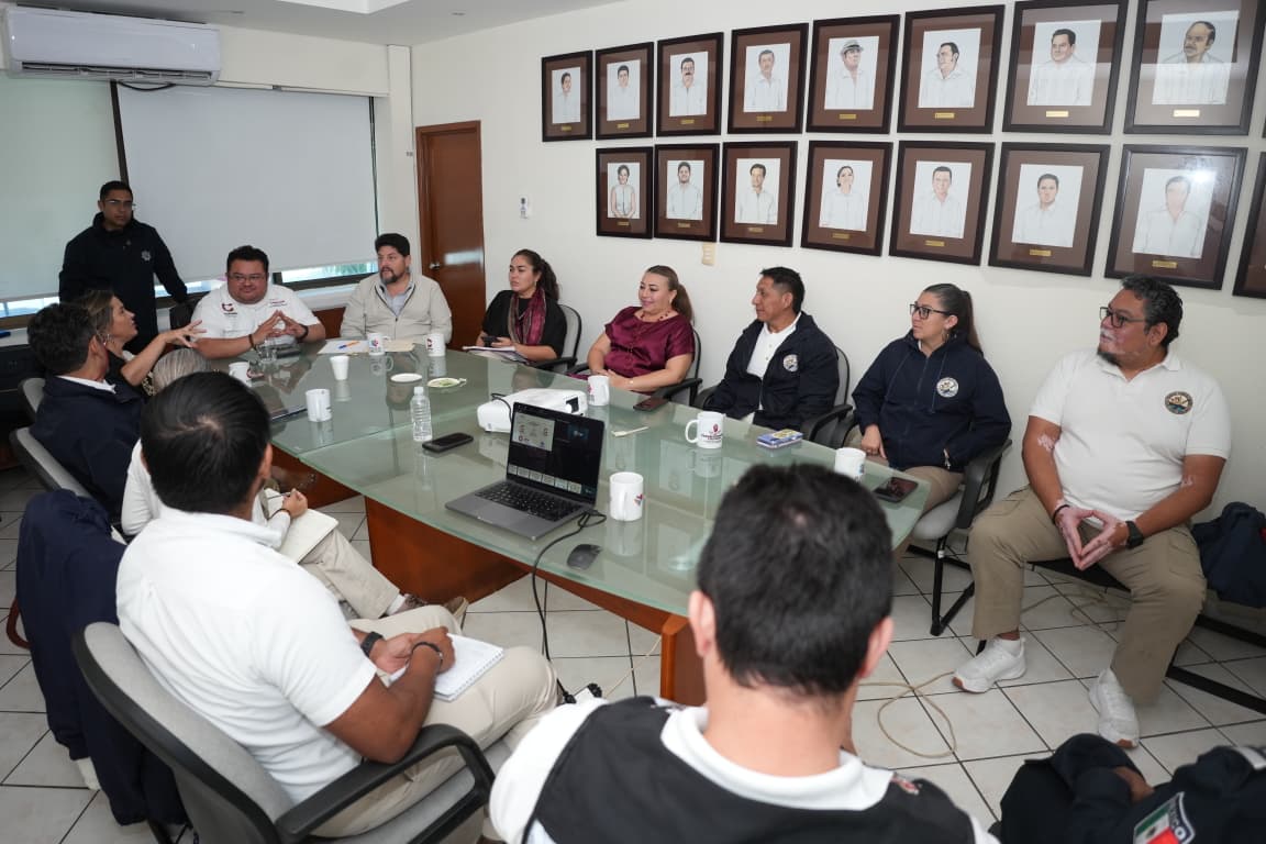 Representantes de Protección Civil y Turismo de Cozumel revisan los pormenores operativos para el cruce de canoeros en el Caribe Mexicano.