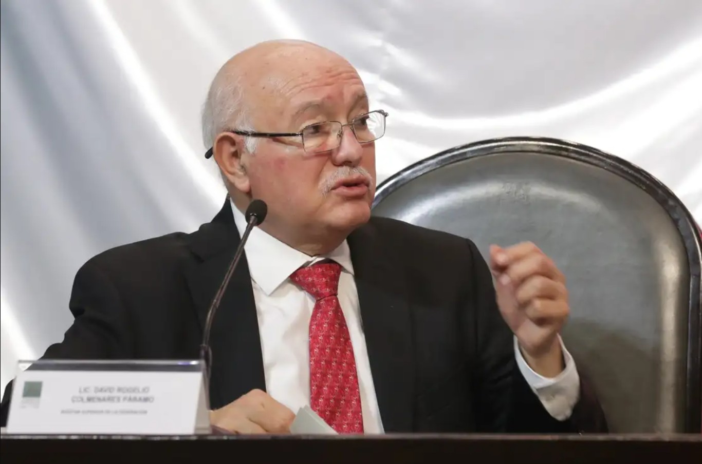 La gestión de David Colmenares enfrenta un proceso de evaluación en la Cámara de Diputados para definir su posible reelección.