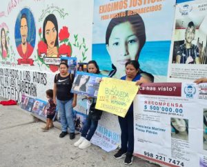 Integrantes del colectivo Madres en Resistencia exigen justicia por las personas desaparecidas durante una manifestación en las calles de Cancún.