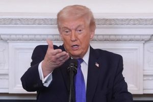 Donald Trump firmó la orden para activar el nuevo arancel global desde el Despacho Oval de la Casa Blanca hoy.