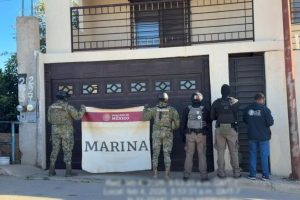 Personal de la Armada de México resguarda el área perimetral durante la ejecución de los cateos en el municipio de Nogales.