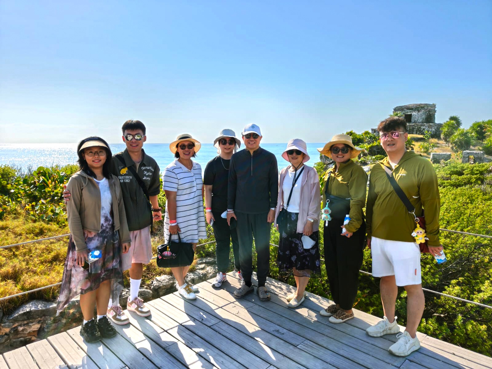 El embajador Chen Daojiang observa las estructuras principales de la Zona Arqueológica de Tulum frente a las aguas del Caribe.