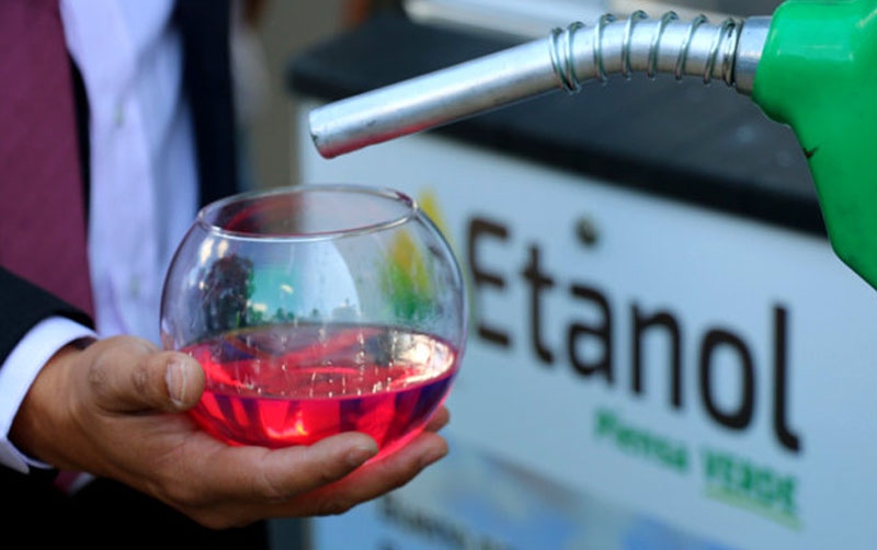 El etanol se produce a partir de cultivos naturales, lo que reduce la huella de carbono en comparación con aditivos derivados del petróleo.