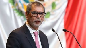 Édgar Amador Zamora, titular de la SHCP, explica la importancia de fortalecer los amortiguadores fiscales ante los representantes de la OCDE.