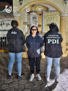 Agentes de la Policía de Investigación trasladan a la mujer detenida tras el operativo coordinado en Oaxaca.