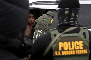 Organizaciones civiles protestan en Washington contra las políticas de ICE tras conocerse el caso de la mujer deportada al Congo.
