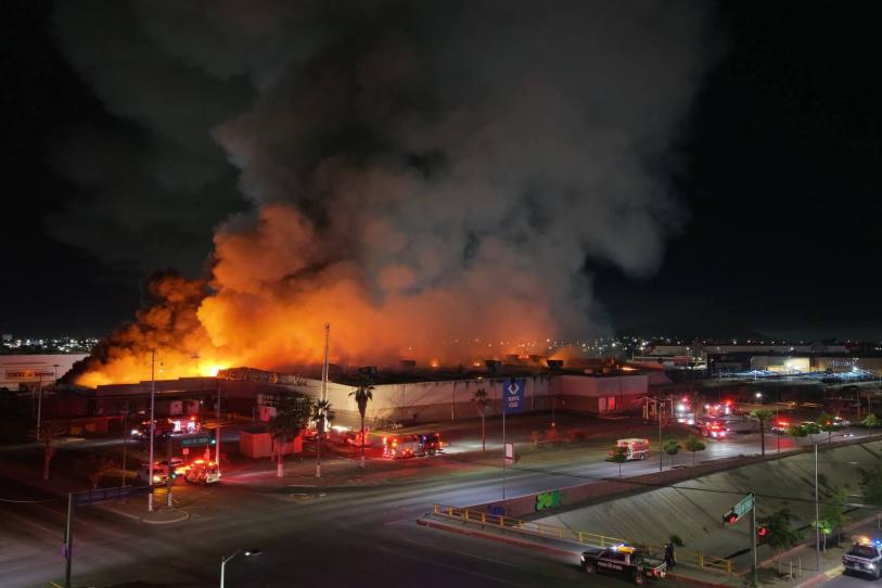 Elementos del Departamento de Bomberos trabajan en las labores de enfriamiento tras el incendio en Hermosillo.