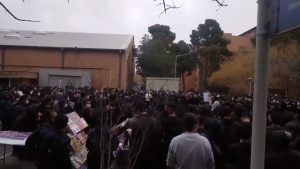 Estudiantes de la Universidad de Teherán mantienen las protestas antigubernamentales a pesar de la fuerte presencia policial en los alrededores.