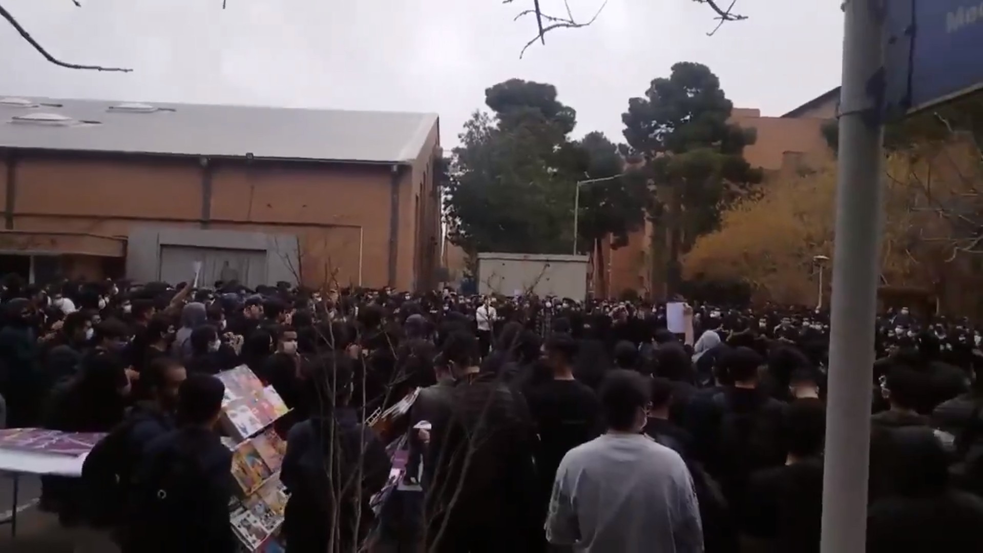 Estudiantes de la Universidad de Teherán mantienen las protestas antigubernamentales a pesar de la fuerte presencia policial en los alrededores.