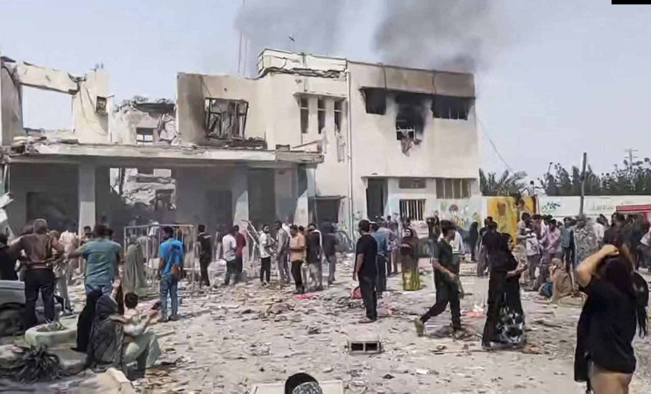 Equipos de rescate de la Media Luna Roja trabajan entre los escombros de edificios afectados por las explosiones en Teherán.