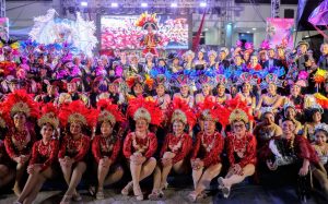 La alcaldesa Atenea Gómez Ricalde junto a los soberanos durante la última noche del Carnaval Soy Isla Mujeres 2026 en la Explanada Municipal.I
