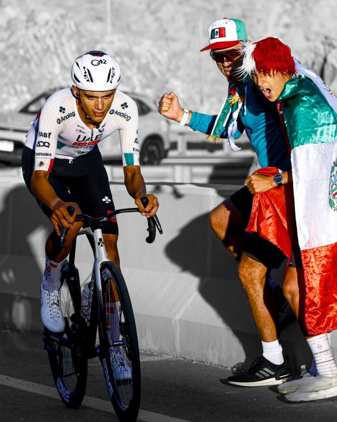 El ciclista mexicano Isaac Del Toro celebra con euforia al cruzar la meta como líder absoluto del UAE Tour.
