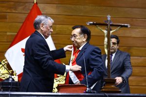 José María Balcázar jura como nuevo presidente interino para intentar mitigar la crisis política en Perú.