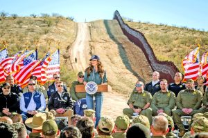 La secretaria Kristi Noem supervisa una nueva sección del muro durante su gira por la zona de seguridad en la frontera.