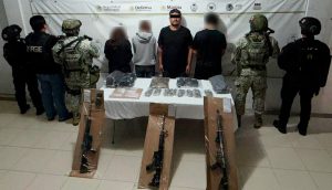 Autoridades de los tres niveles de gobierno aseguran armas largas tras la captura de la célula criminal en la zona maya.