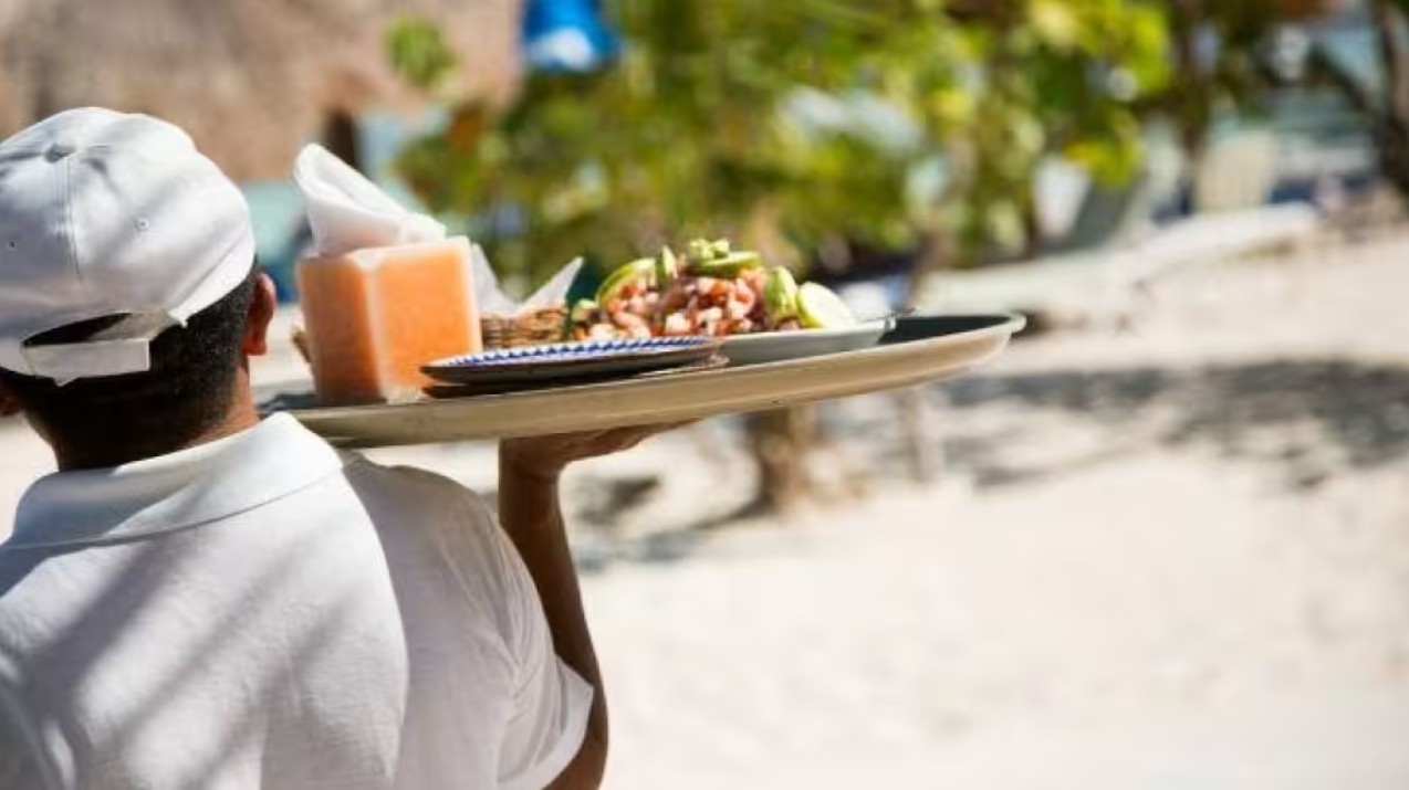 David Ortiz Mena señala la necesidad de una estrategia nacional de promoción turística para enfrentar la crisis del dólar.