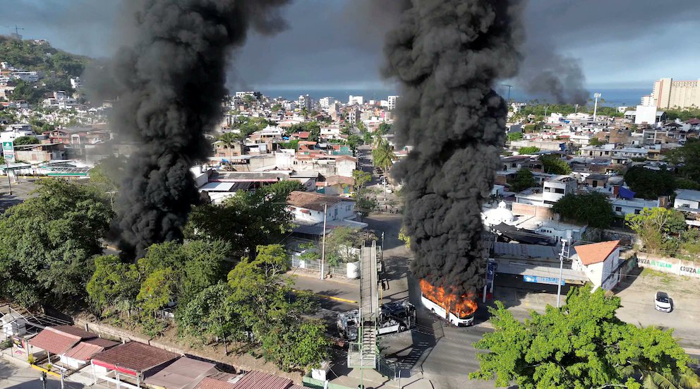 Columnas de humo negro se observaron desde distintos puntos de Puerto Vallarta debido al incendio de vehículos durante el ataque.