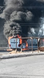Columnas de humo negro cubren el cielo tras el incendio de varios camiones de carga en la carretera federal.