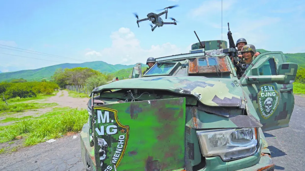 Las autoridades estadounidenses instalan sensores especiales para detectar el vuelo de narcodrones en zonas desérticas.