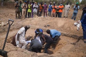 Habitantes de la aldea de Woro preparan las fosas comunes para enterrar a las víctimas del grupo extremista Boko Haram tras la masacre.