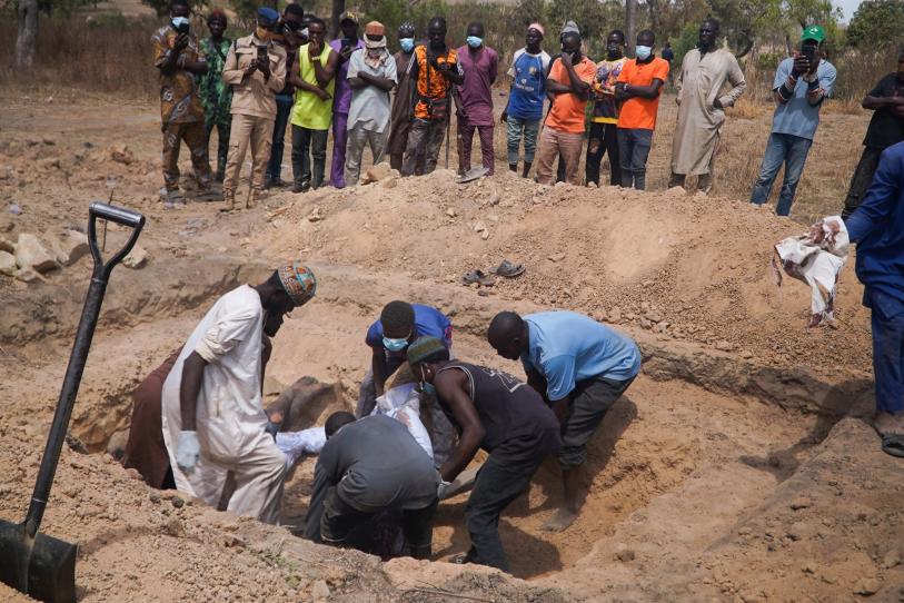 Habitantes de la aldea de Woro preparan las fosas comunes para enterrar a las víctimas del grupo extremista Boko Haram tras la masacre.