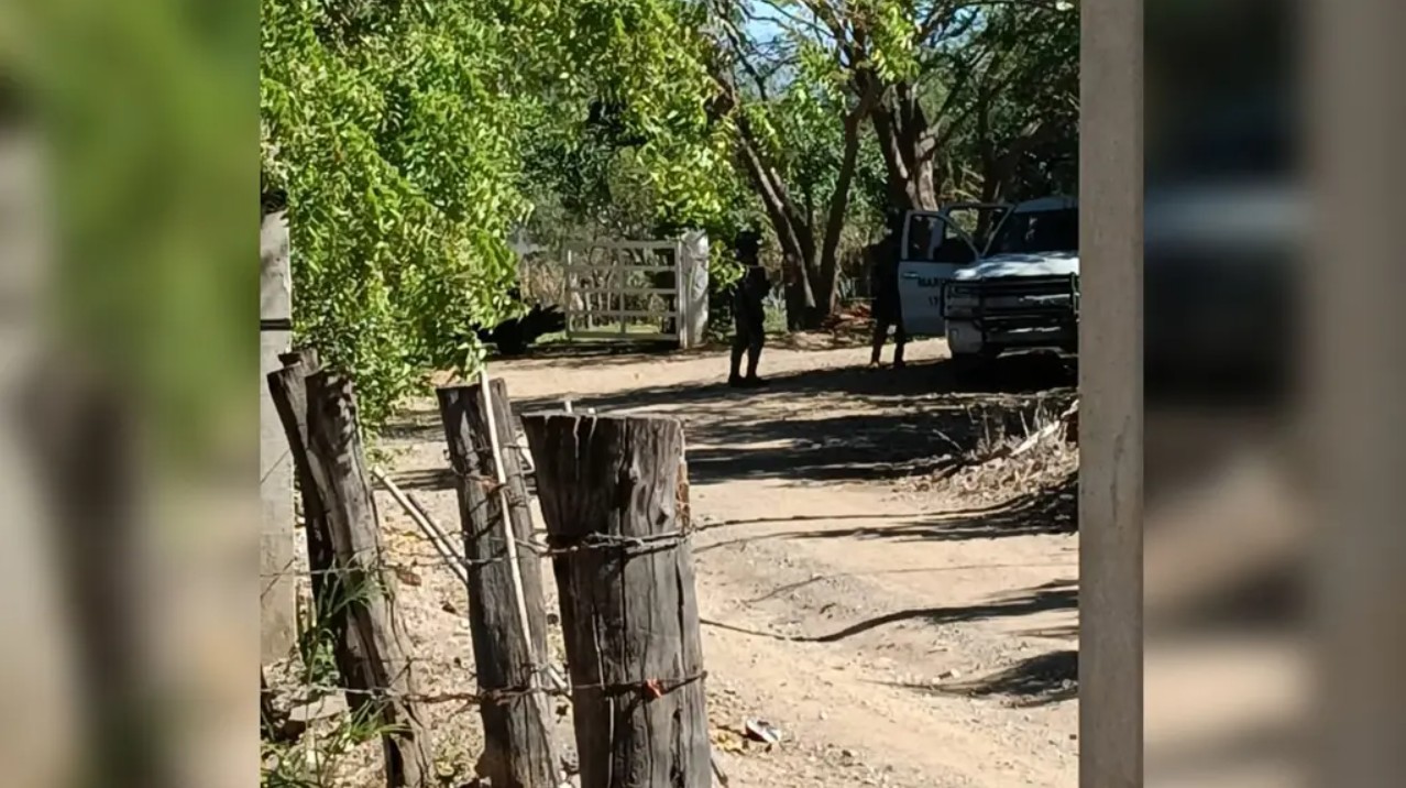 Helicópteros de la Secretaría de Marina realizaron patrullajes aéreos constantes sobre la comunidad de El Limoncito durante la tarde.