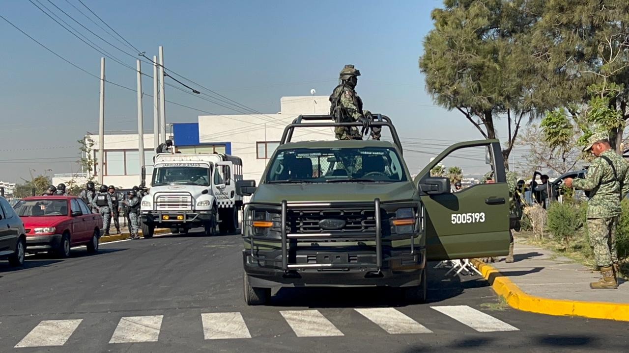 Elementos de la Guardia Nacional establecieron filtros de revisión en todos los accesos del Estadio Corregidora para el partido de hoy.