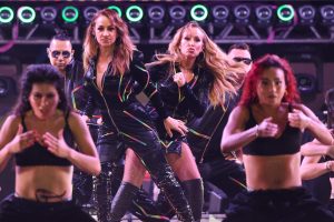 Miles de personas abarrotan la Plaza 28 de Julio durante la presentación estelar del 90’s Pop Tour en el Carnaval de Playa del Carmen 2026.