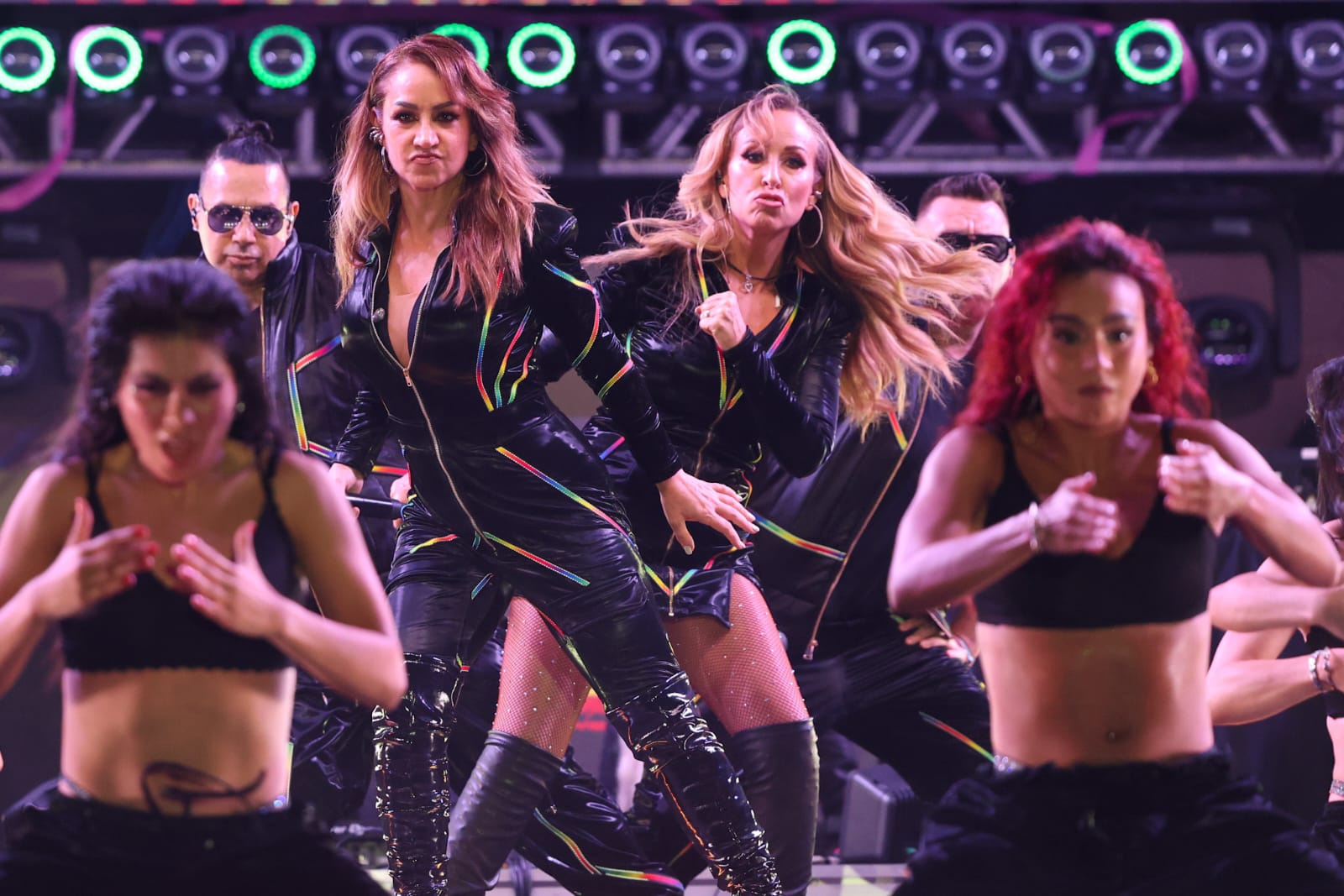 Miles de personas abarrotan la Plaza 28 de Julio durante la presentación estelar del 90’s Pop Tour en el Carnaval de Playa del Carmen 2026.