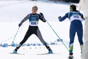 Regina Martínez recibe el abrazo de sus colegas de Brasil y Estados Unidos tras cruzar la meta en Italia.