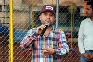 Autoridades de la Fiscalía General de Guerrero analizan las pruebas del millonario desfalco cometido contra el gremio de los transportistas.