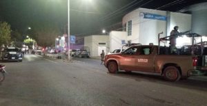 Elementos de la Guardia Nacional custodian el perímetro donde ocurrió el ataque armado para permitir las labores de los peritos estatales.