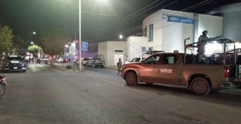 Elementos de la Guardia Nacional custodian el perímetro donde ocurrió el ataque armado para permitir las labores de los peritos estatales.