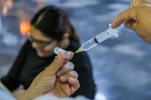 Las autoridades sanitarias intensifican las jornadas de vacunación para frenar los contagios de sarampión en los municipios de Quintana Roo.