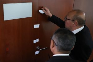 El mobiliario del salón de belleza del Senado incluye tocadores de lujo y equipo con masaje eléctrico.