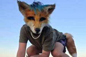 Jóvenes en parques públicos realizan ejercicios de quadrobic como parte de su expresión dentro del fenómeno therian.