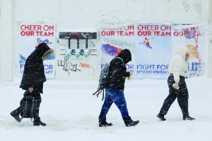 Las intensas nevadas cubrieron las calles de Manhattan dificultando el tránsito de vehículos y peatones durante toda la jornada.