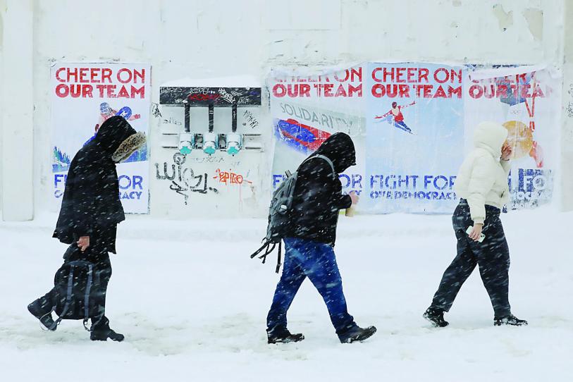 Las intensas nevadas cubrieron las calles de Manhattan dificultando el tránsito de vehículos y peatones durante toda la jornada.