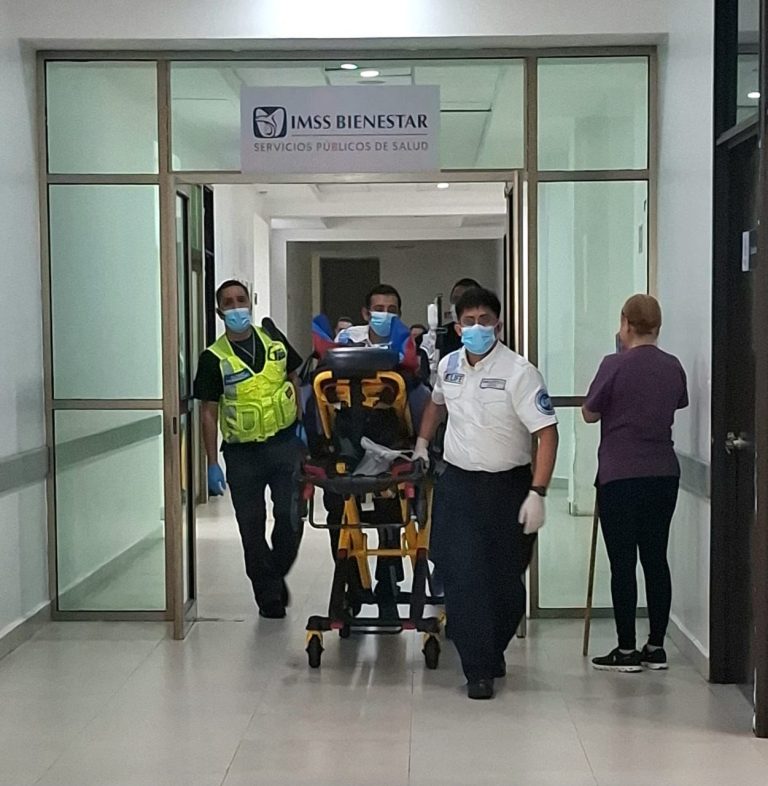 Personal médico de SESA prepara al menor Jesús para su traslado aéreo hacia la capital del país.